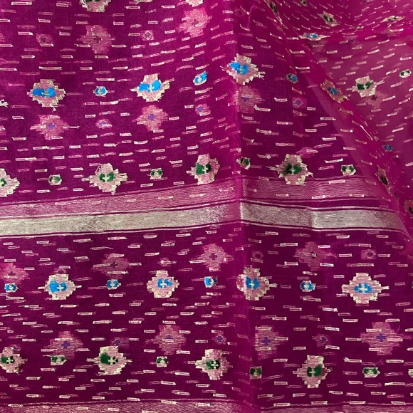 Shocking pink organza dupatta - Picture 3 of 8